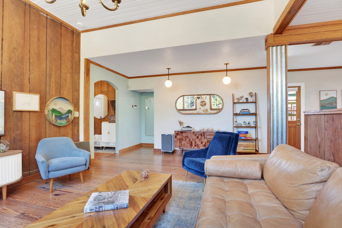 East-Austin Victorian Cottage l Centrally Located