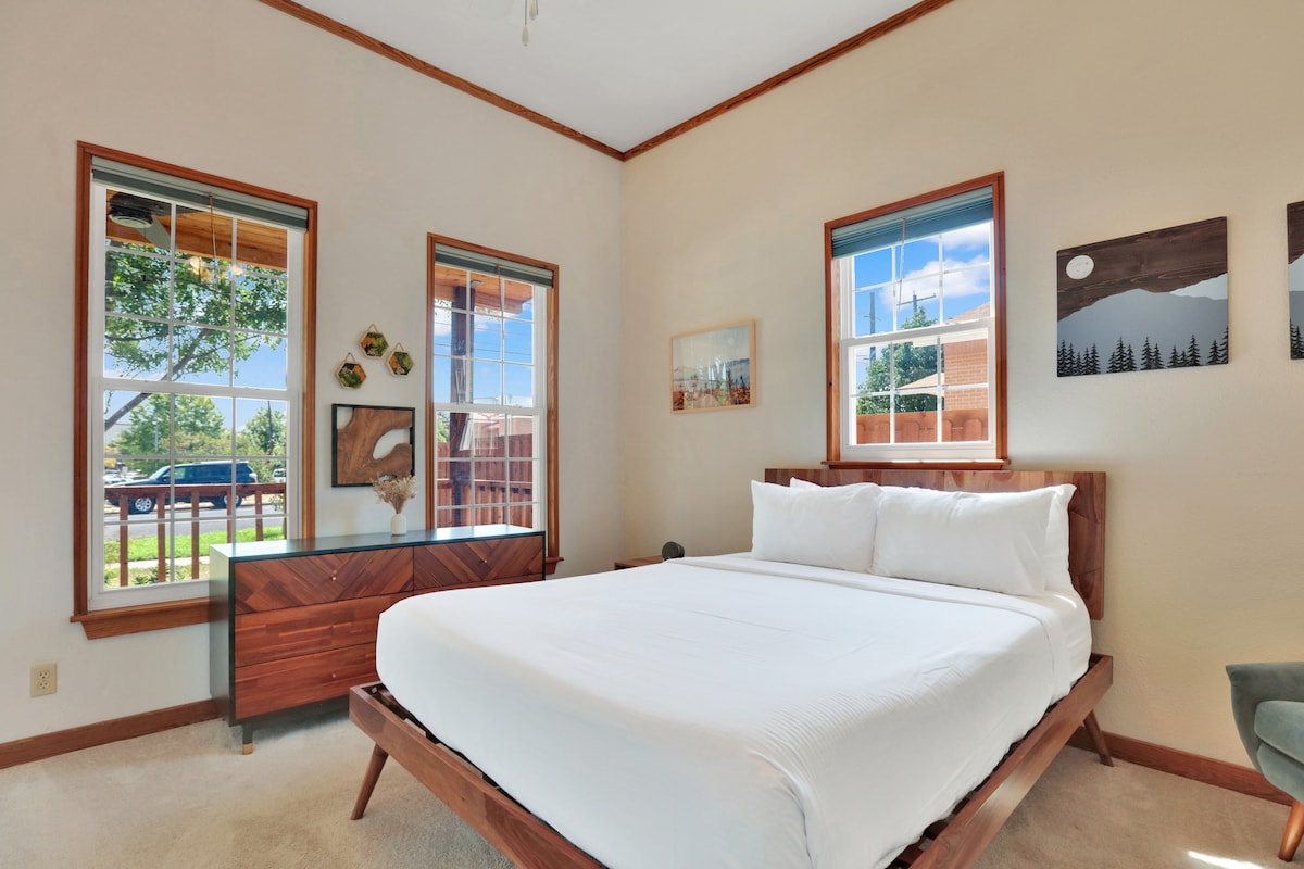 East-Austin Victorian Cottage l Centrally Located