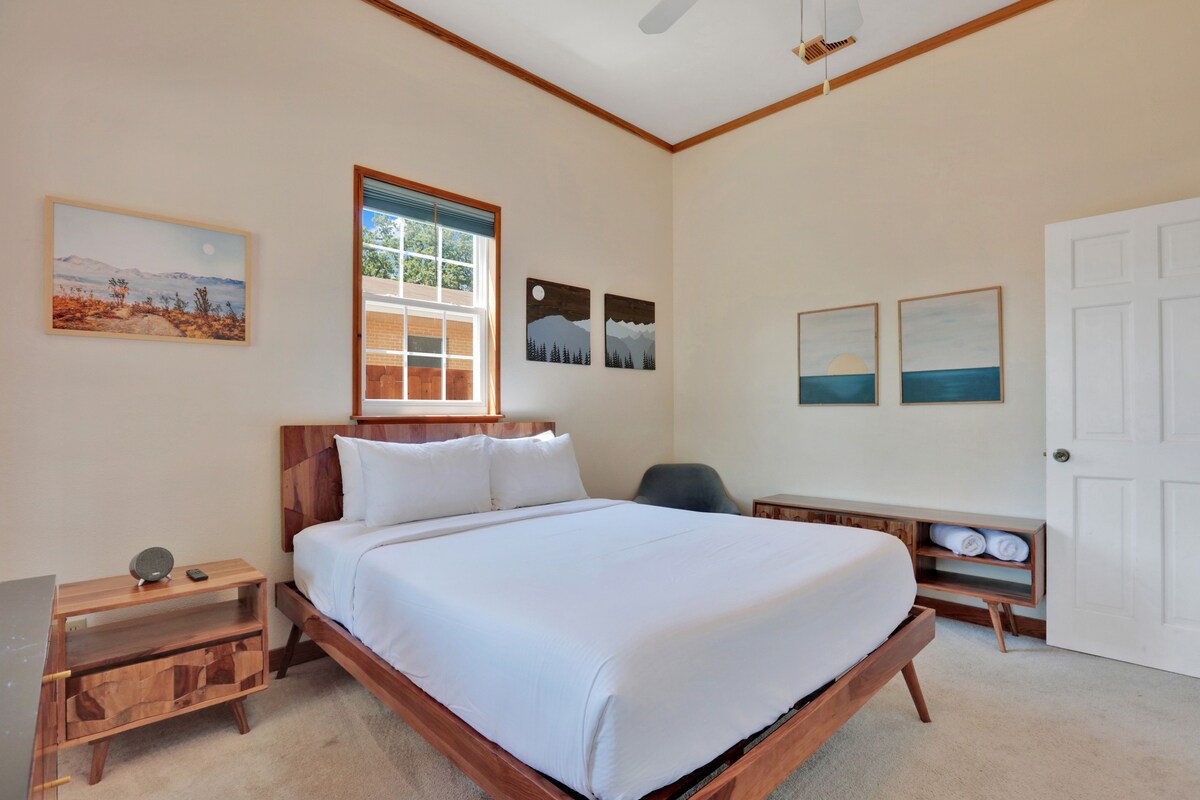 East-Austin Victorian Cottage l Centrally Located