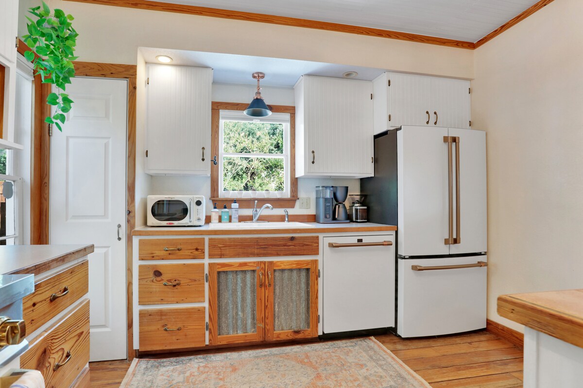 East-Austin Victorian Cottage l Centrally Located