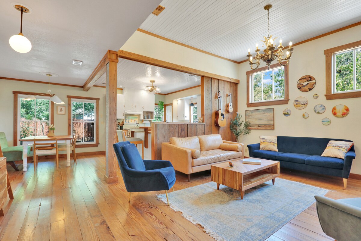 East-Austin Victorian Cottage l Centrally Located