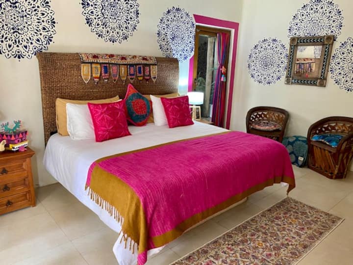 Главна спална соба, брачен кревет (широк 150-179 см), заден двор со лежалка, столови, страничен поплочен двор со стол, посебна бања 