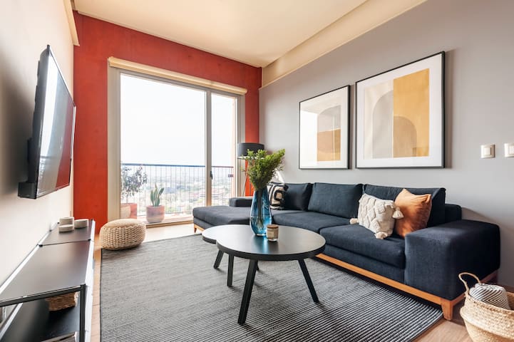 Enjoy skyline/city views from this 17th floor flat