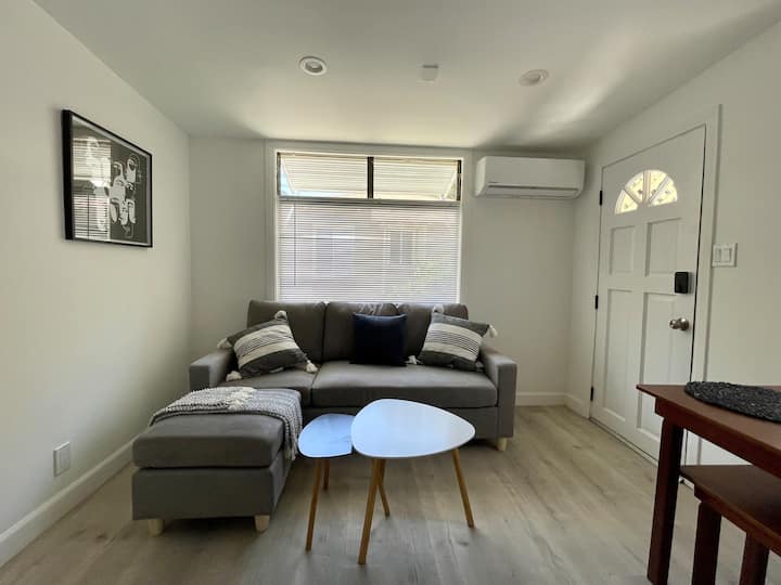 Renovated New Furnished Cozy Hut - Seal Beach, CA