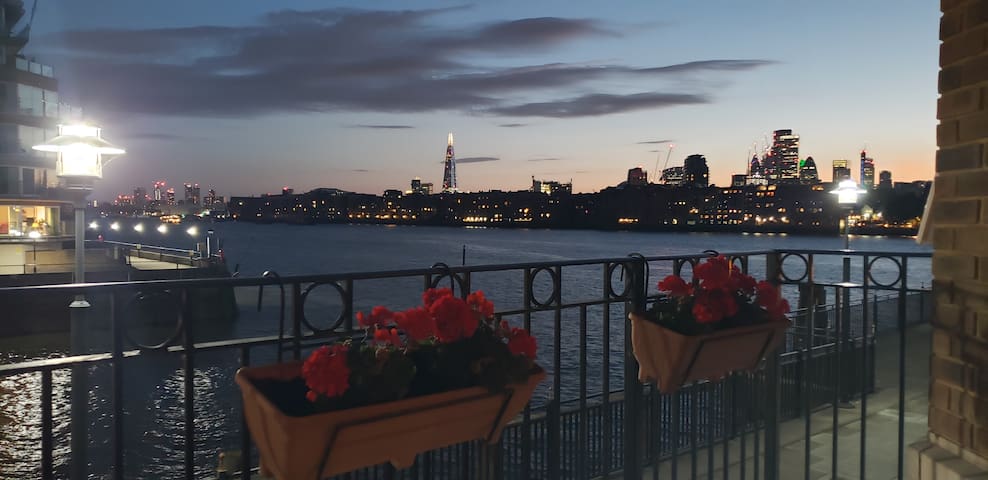 Luxury 2bed/2bath London Flat on the Thames.