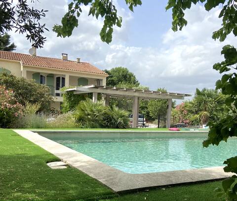 Beautiful villa with pool in the heart of Luberon