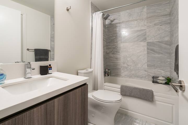 Luxury boutique Yorkville 2B+2B, Balcony, ~1000ft² gallery image 5