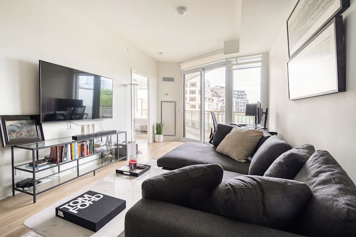 Luxury boutique Yorkville 2B+2B, Balcony, ~1000ft²