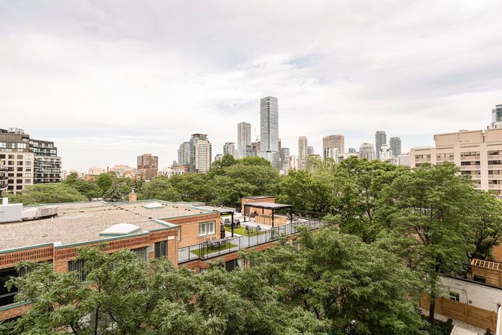 Luxury boutique Yorkville 2B+2B, Balcony, ~1000ft² gallery image 4