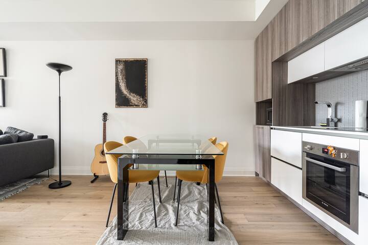 Luxury boutique Yorkville 2B+2B, Balcony, ~1000ft² gallery image 3