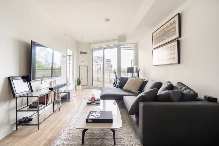 Luxury boutique Yorkville 2B+2B, Balcony, ~1000ft² gallery image 2