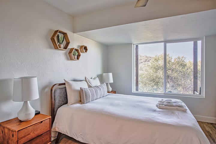 Bedroom with Queen bed