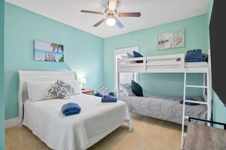 Na katu je primarna spavaća soba s bračnim krevetom i dva odvojena kreveta na kat. Odlično za djecu! Soba ima TV.