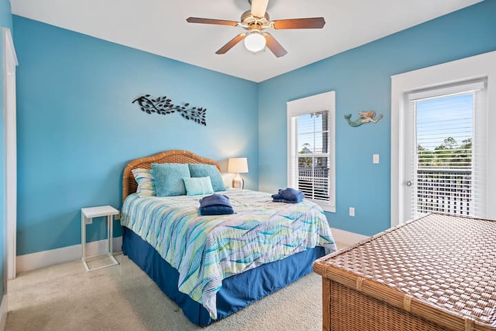 Na katu je primarna spavaća soba s bračnim krevetom i pristupom privatnom prostoru na trijemu.  Odličan izbor za uživanje u jutarnjoj kavi ili večernjoj kapi!