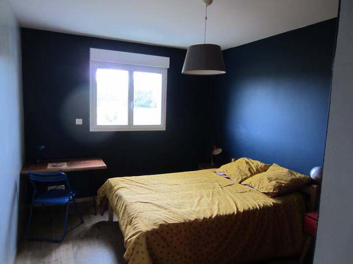 Dormitorio 3 con armario y área de oficina