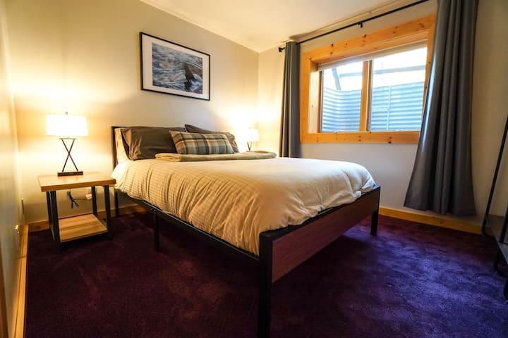 Cama de espuma viscoelástica tamaño queen. Dormitorio en la planta baja 