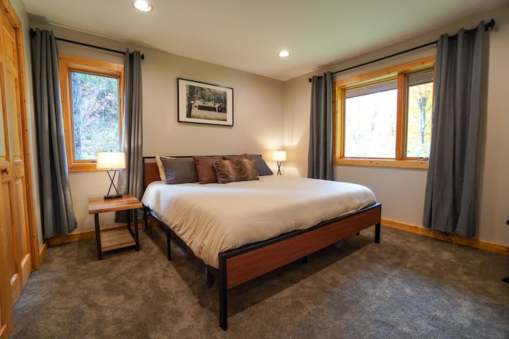 Cama de espuma viscoelástica tamaño king, cortinas opacas. Dormitorio en planta alta. 