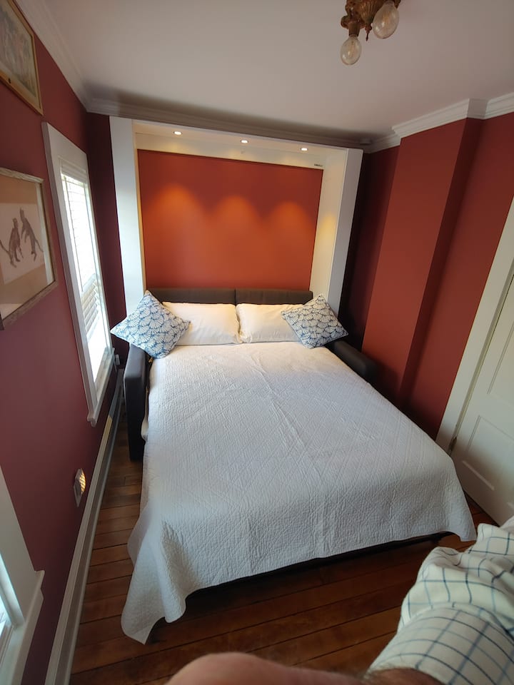 Chumba #2; Kitanda aina ya Murphy queen