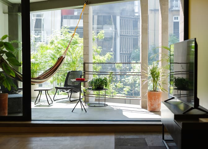 Discover Roma | 2BR | Balcony