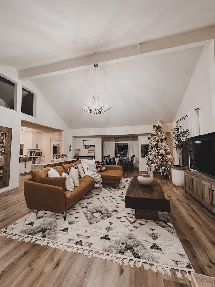 Მისაღები ოთახი, სასადილო სივრცე  და სამზარეულო  I სართული