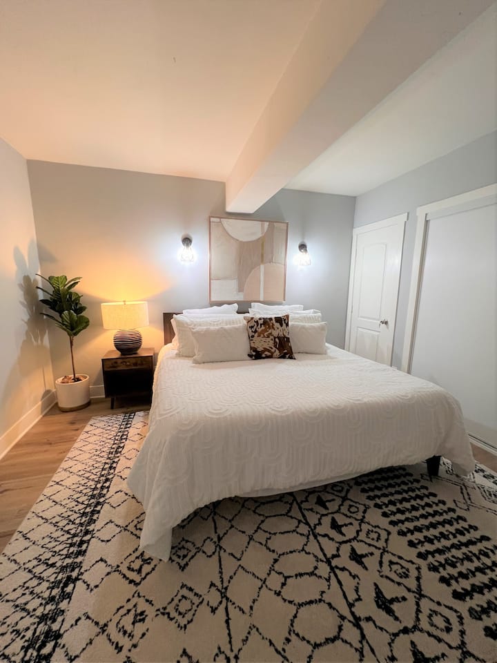 Master Room l King Bed l 2nd Floor