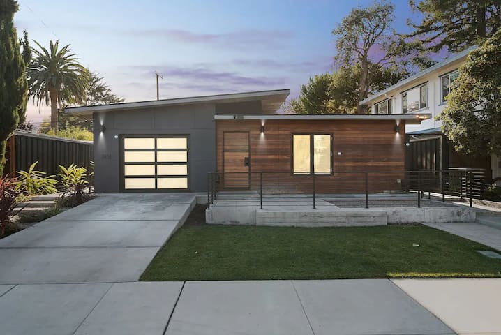 BEN-A Modern Comfort Walking Distance to G00gleX gallery image 2