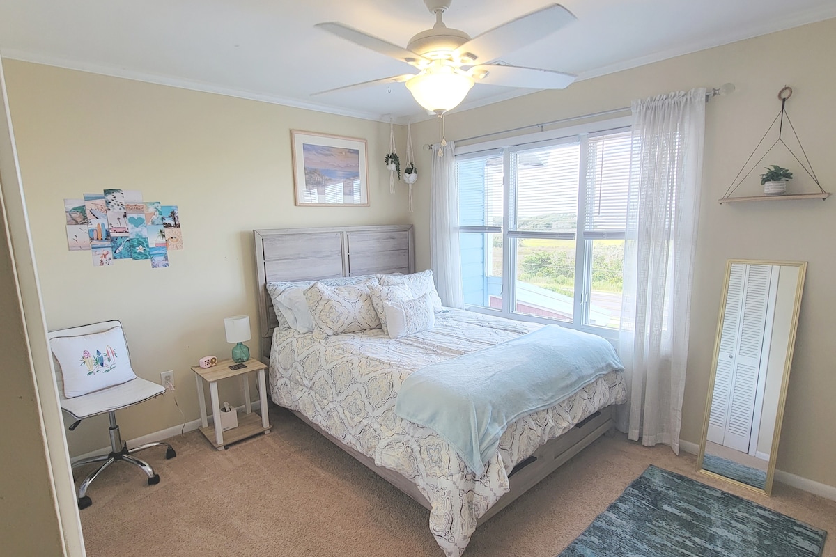 Chumba cha kulala cha wageni cha 2 kilicho na mapambo ya kisasa ya beachy, mwanga na hewa safi, godoro la daraja la hoteli na mashuka yenye starehe. Meko ya umeme na televisheni yenye utiririshaji wa Roku. Vuta dawati kwenye kabati kubwa la nguo mbili na hifadhi nyingi kwenye rafu au kwenye kabati.