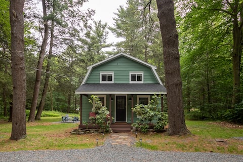 Cozy, Private 2-Bedroom Cabin with Fire Pit