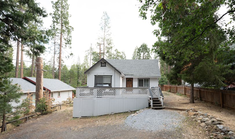 Harte Of The Pines | Pet Friendly Walk to Downtown