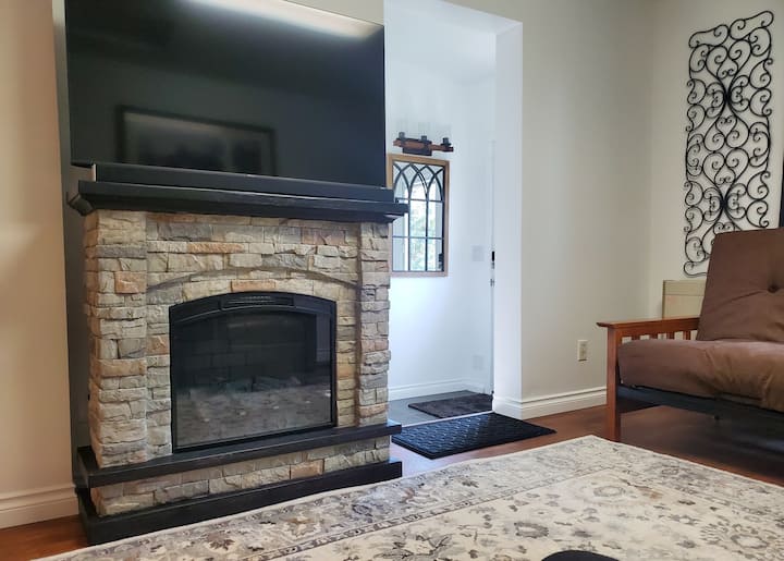 South Anchorage Haven 1 Bedroom Apartment. - Anchorage, AK