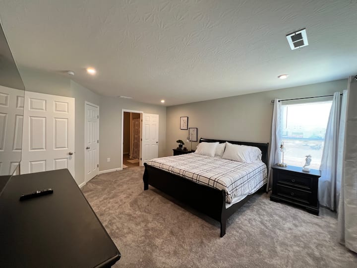 Ova spavaća soba s bračnim krevetom nalazi se na drugom katu na kraju hodnika i ima vlastiti privatni apartman. 