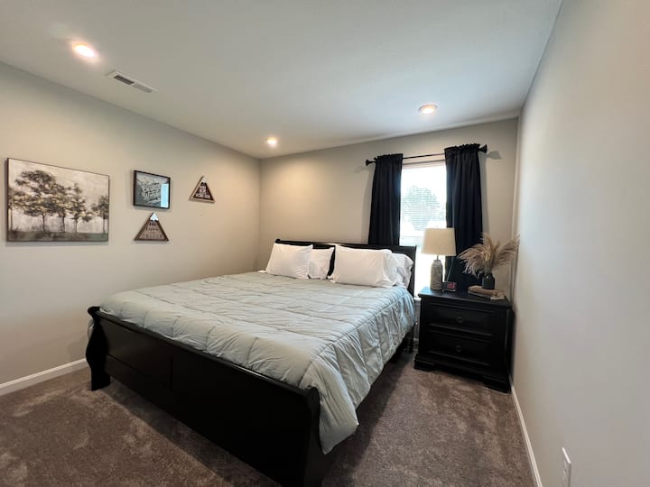 Ova spavaća soba na drugom katu s bračnim krevetom nalazi se niz hodnik od kupaonice u punoj veličini. 