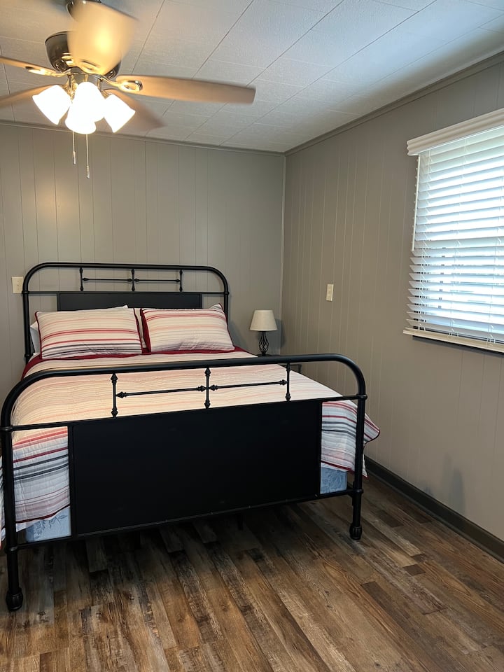 ห้องนอนใหญ่ - เตียงควีนไซส์