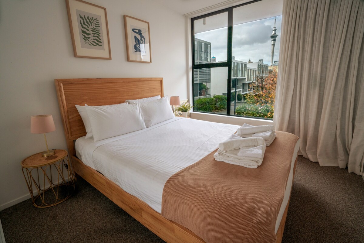 Relájate en la cómoda cama tamaño queen.