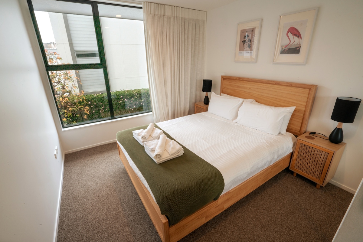 Relájate en la cómoda cama tamaño queen.