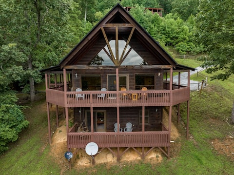 4BR Cabin w/ Mtn Views + Game Room & Firepit