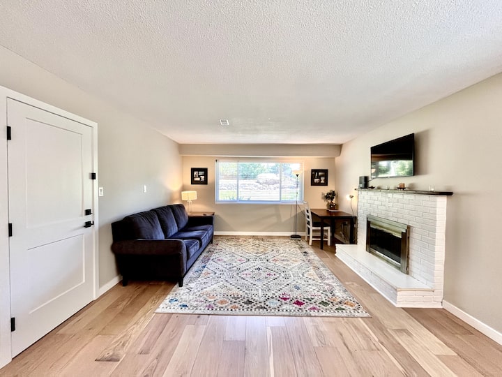 2‑bedroom Suite In Central Lonsdale + Parking - North Vancouver