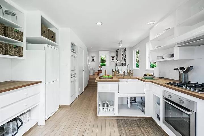 Sweet home by Point Grey with AC gallery image 3