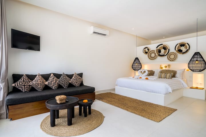 Villa Laut | Sumptuous 4 bedroom private luxury villa within walking distance to Seseh Beach.