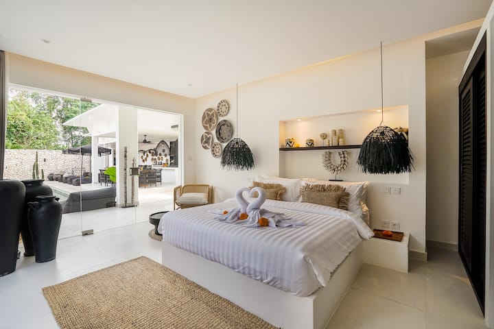 Villa Laut | Sumptuous 4 bedroom private luxury villa within walking distance to Seseh Beach.
