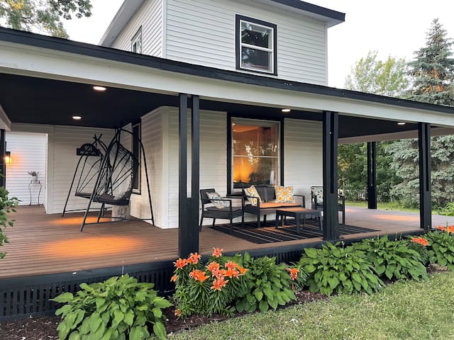 Cozy, historic 3 BR home with hot tub & Zen Den