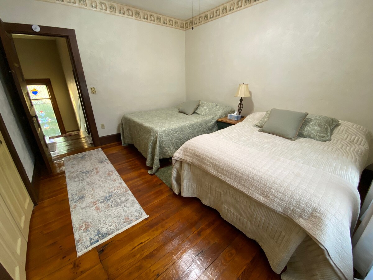 2. poschodie, priestranná spálňa č.3 s dvoma manželskými posteľami a dvoma šatníkmi 