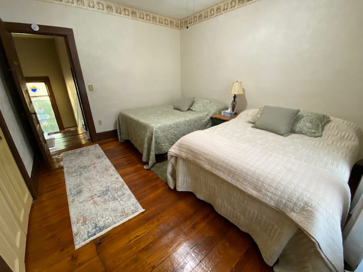 2e verdieping,  slaapkamer #3 ruime kamer met twee queensize bedden en twee kasten 