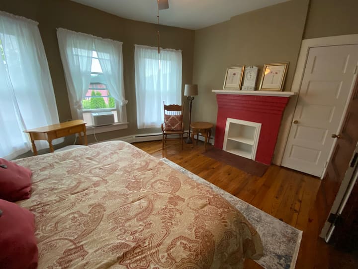 2e verdieping,  slaapkamer #2  ruime kamer  met een kingsize bed, zithoek en een kast 