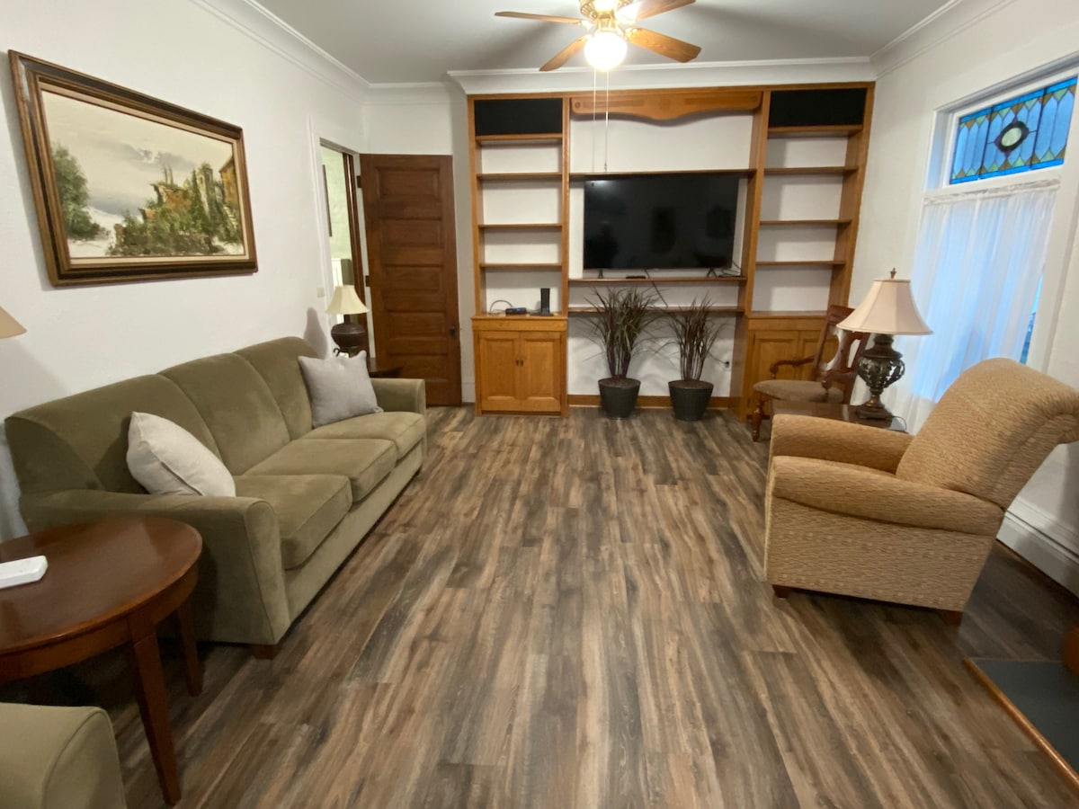 1. poschodie, veľmi veľká obývacia izba s gaučom v plnej veľkosti, 2 polohovacími stoličkami, 55-palcovou inteligentnou televíziou Samsung a Wi-Fi s 500 rýchlosťami 