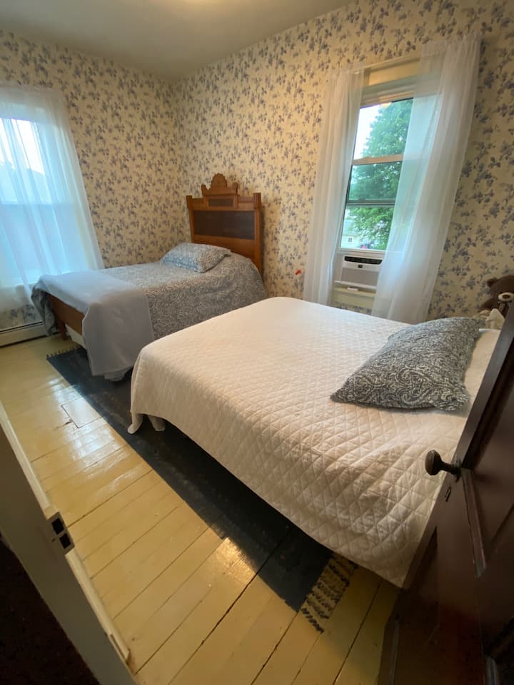 2e verdieping, slaapkamer #4  een queensize bed, een tweepersoonsbed en een kast. 