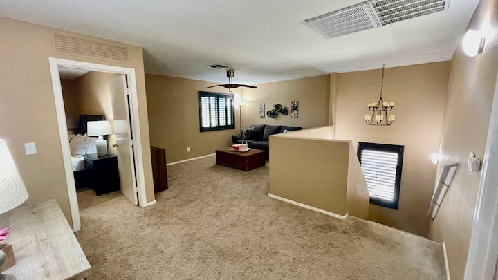 Ლოფტი სმარტ-ტელევიზორით DVD-დამკვრელით. Საძინებლის დივანი (Queen).