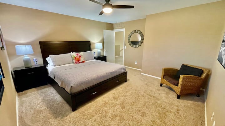 Საძინებელი №2 დიდი საწოლით, მოსასვენებელი სივრცითა და შესასვლელი კარადით.