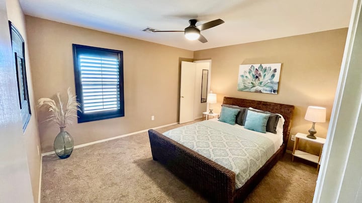 Საძინებელი №3 საწოლითა და შესასვლელი კარადით. მოწოდებულია 2 ბარგის საკიდი და საკიდები.