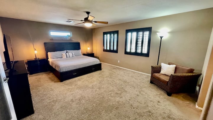 Მთავარი საძინებელი დიდი საწოლით, სმარტ-ტელევიზორითა და მოსასვენებელი სივრცით.